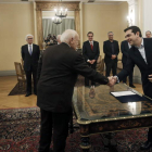 Alexis Tsipras (derecha), instantes después de jurar el cargo como primer ministro.