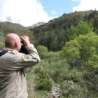 Un agente de la FOP observa la Sierra Orpiñas