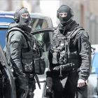 Dos soldados, durante el operativo de ayer en Marsella.