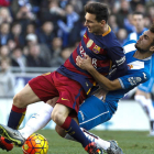 El centrocampista del Espanyol Joan Jordán pelea por el balón con el delantero argentino Lionel Messi.