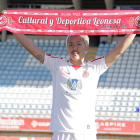 Ideguchi posa con la bufanda de la Cultural en su presentación con el club. El japonés espera demostrar cuanto antes su calidad en el equipo leonés. SECUNDINO PÉREZ
