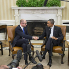 El primer ministro ucraniano estrecha la mano del presidente de Estados Unidos.