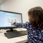 Una niña utiliza el ordenador para pintar a los Reyes Magos. DL