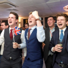 Partidarios de dejar la UE celebran los resultados en Londres.