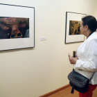 Una visitante admira una de las fotografías expuestas en el CLA. FERNANDO OTERO