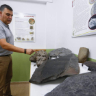 Poliocarpo Fernández, uno de los fundadores del aula, junto a unos fósiles. CAMPILLO