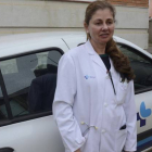 Belén Junquera delante del coche