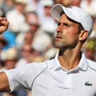 Djokoviccon un tono serio celebra el pase a la final de Wimbledon. GALVIN