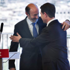 Alfredo Pérez Rubalcaba y Emiliano García-Page se saludan, ayer en Toledo.