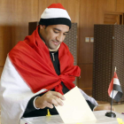 Un egipcio residente en Jordania mientras deposita su voto.