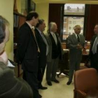 Martín dialoga con Saavedra, junto a otros miembros de su institución