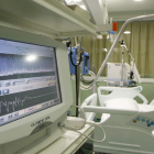 Cama en la UCI pediátrica del Hospital de León. JESÚS F. SALVADORES