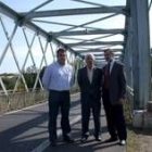 Carlos Díez, José Luis Martínez e Ignacio Robles, ante el puente