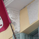 Bandera de León ondeando en la fachada de la Casa de León en Madrid