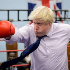 El alcalde de Londres, Boris Johnson durante su visita a Lucha por la Paz en North Woolwich, Londres. Lucha por la Paz ayuda a jóvenes en situación de riesgo.