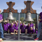 El campanario portátil y los alumnos de la escuela de campaneros. MARIAM A. MONTESINOS