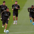 Benzema conduce el balón durante el entrenamiento del Real Madrid. EMILIO NARANJO