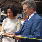 Belén Fernández, con el alcalde de Vega, Santiago Rodríguez, en una imagen de archivo.