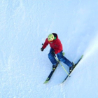Un esquiador desciende por una de las pistas del Cebolledo, en la estación de esquí de San Isidro. JESÚS F. SALVADORES
