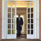 El jefe del Gobierno, Mariano Rajoy, espera a la presidenta de Navarra, Yolanda Barcina.
