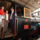 Maribel Lazúrtegui, en la locomotora 14 entre Gloria Fernández Merayo y Juan Mari Arbuto. L. DE LA MATA