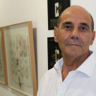 Miguel Escanciano junto a algunas de las piezas que expone en Ármaga