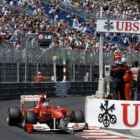 Fernando Alonso conduce su monoplaza durante la sesión de clasificación en Mónaco.