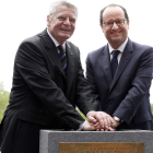 Joachim Gauck y François Hollande, en el acto de ayer.