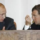 Putin (izda) conversa con su principal valedor político y ahora sucesor al frente del Kremlin