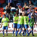 Los jugadores de la Deportiva celebran el tanto de Yurri junto a sus aficionados.