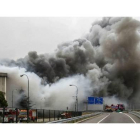 Vista del incendio que ha causado daños muy graves en la planta principal de la empresa cárnica Campofrío en Burgos.
