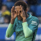 Neymar celebra su gol, el segundo del Barcelona, ayer frente al Alavés en Mendizorroza. JAVIER ZORRILLA