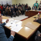 Eloy Rubio, en primer plano, durante una de sus intervenciones en un salón plenario abarrotado por los vecinos.