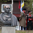 Cosacos junto al busto de Putin como emperador romano.