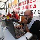 Algunos de los usuarios que mantuvieron ayer el encierro en el Hospital del Bierzo. L. DE LA MATA