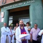 La Junta de personal del hospital El Bierzo de Ponferrada, hace entrega de 36.036 firmas recogidas contra el cierre de una de las plantas del hospital en verano.