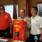 La capitana de la selección entregó la camiseta de juego al alcalde de Bembibre. FROC