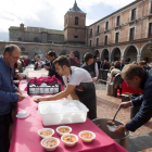 La plaza del Mercado Chico fue el escenario de la degustación de judías. RAÚL SANCHIDRIÁN