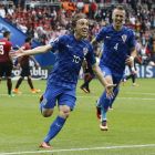 Luka Modric celebra junto a su compañero Ivan Perisic, del Inter, un gol con Croacia en la Eurocopa 2016.