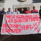 Los trabajadores encerrados en el Ayuntamiento de La Pola de Gordón exigen respuesta al Gobierno. DL