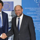 Renzi (izquierda) y el presidente de la Eurocámara, Martin Schulz, este miércoles en la sede del Parlamento Europeo en Estrasburgo.