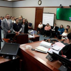Larry Nassar, de pie, escucha la sentencia de la juez, ayer, en Michigan. Bajo esta foto algunas de sus víctimas.