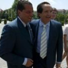 Juan José Lucas abraza al alcalde Mario Amilivia durante su visita de ayer a León