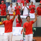 Rafael Nadal y Marc López celebran la victoria de esta tarde es el punto definitivo de la eliminatoria ante Ucrania.