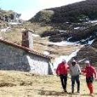 El montañero, con los dos agentes a la salida del refugio del Frade