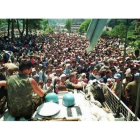 Soldados holandeses observan la multitud de refugiados musulmanes en Potocari, en las afueras de Srebrenica, el 13 de julio de 1995.