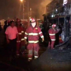 Un autobús de pasajeros en Perú es consumido por las llamas.