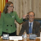 La ministra de Defensa, Carme Chacón, y el presidente de la Comisión de Defensa del Congreso, Cipriá