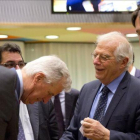 Saludo entre el negociador Michel Barnier y Josep Borrell en Bruselas.