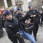Los agentes desalojan a los manifestantes que protestaban contra los radicales xenófobos. O. HOSLET
